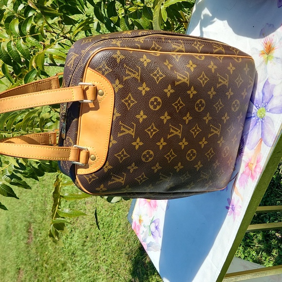 `ღ´- ♥ -`EXCELLENT CONDITION Authentic Louis Vuitton Excursion Bag `ღ´- ♥ -`ღ´-♥ - Picture 9 of 16